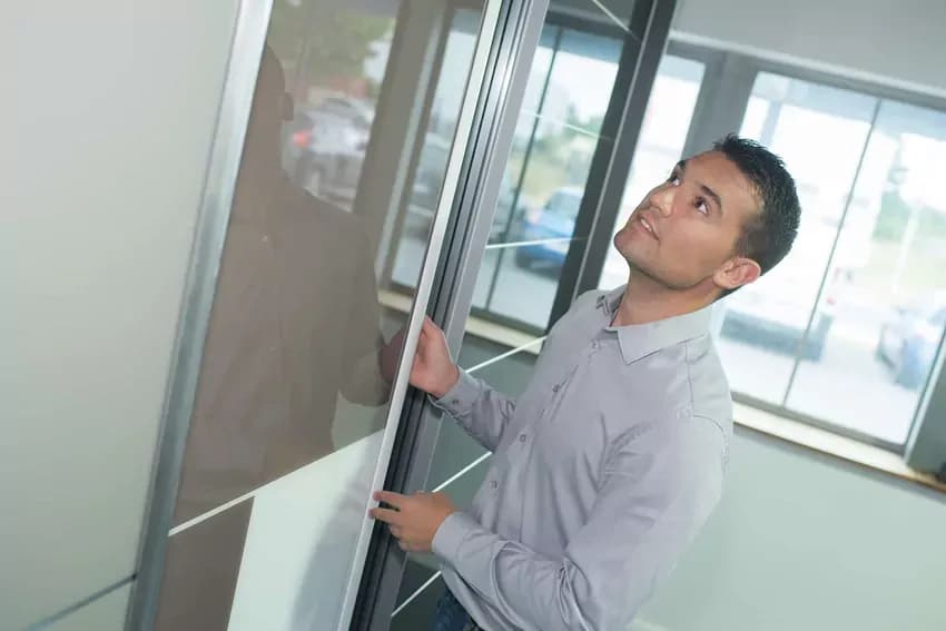 Jak wymierzyć drzwi przesuwne do szafy, by uniknąć błędów?