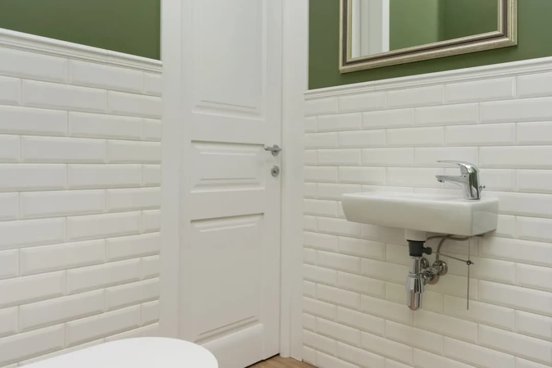 Czy płytki można malować farbą? Odkryj skuteczne metody i porady