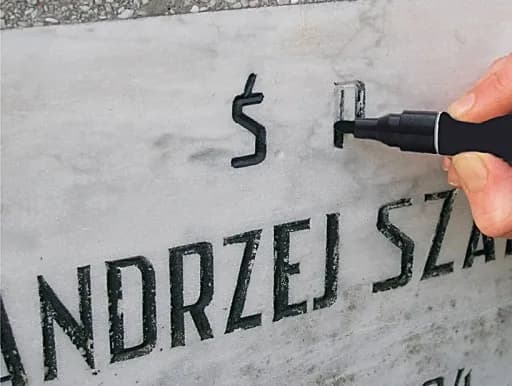 Ile kosztuje malowanie liter na pomniku? Sprawdź ceny i porady