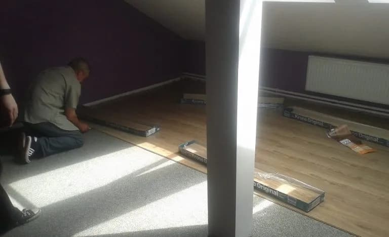 Czy kłaść folie pod panele podłogowe? Ochrona i izolacja to klucz!