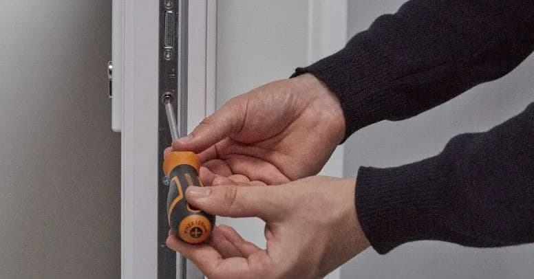 Jak wymienić wkładkę w drzwiach – proste kroki, które ułatwią zadanie
