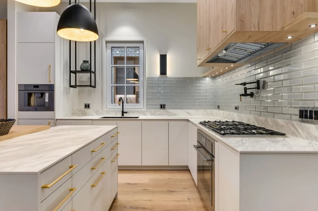 Jakie kolory ścian do białych mebli w kuchni, aby uniknąć błędów?