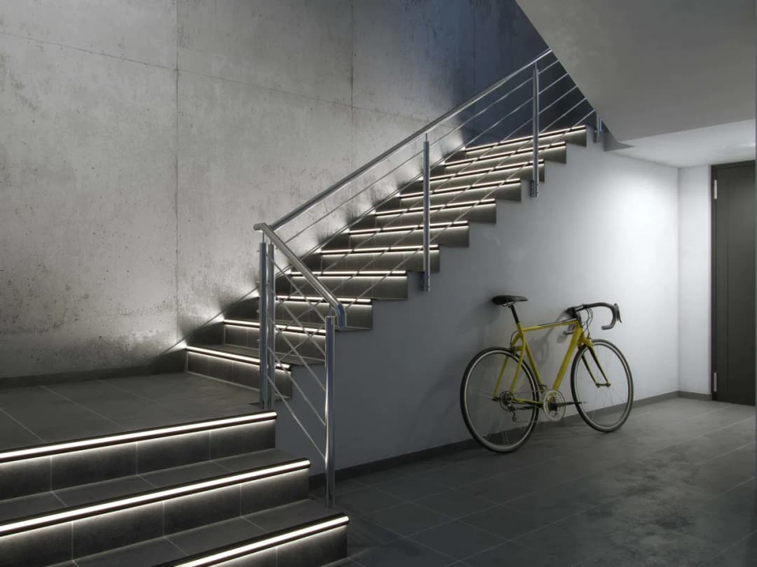 Jakie oświetlenie na klatkę schodową zapewni bezpieczeństwo i styl?